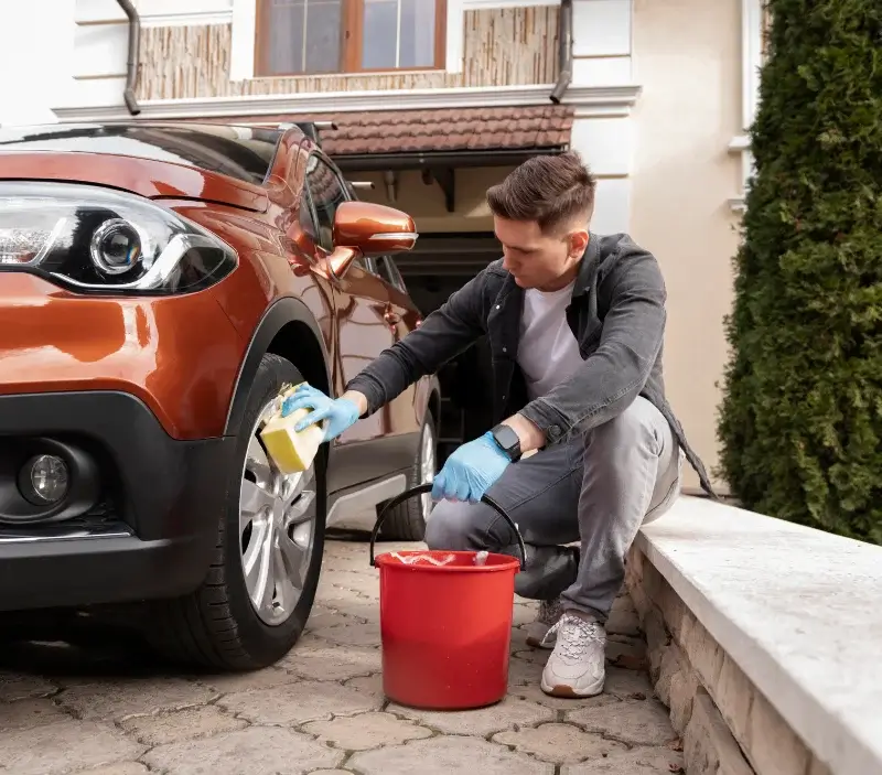 Lavage auto à domicile Préchacq-les-Bains : professionnel intervenant sur un véhicule